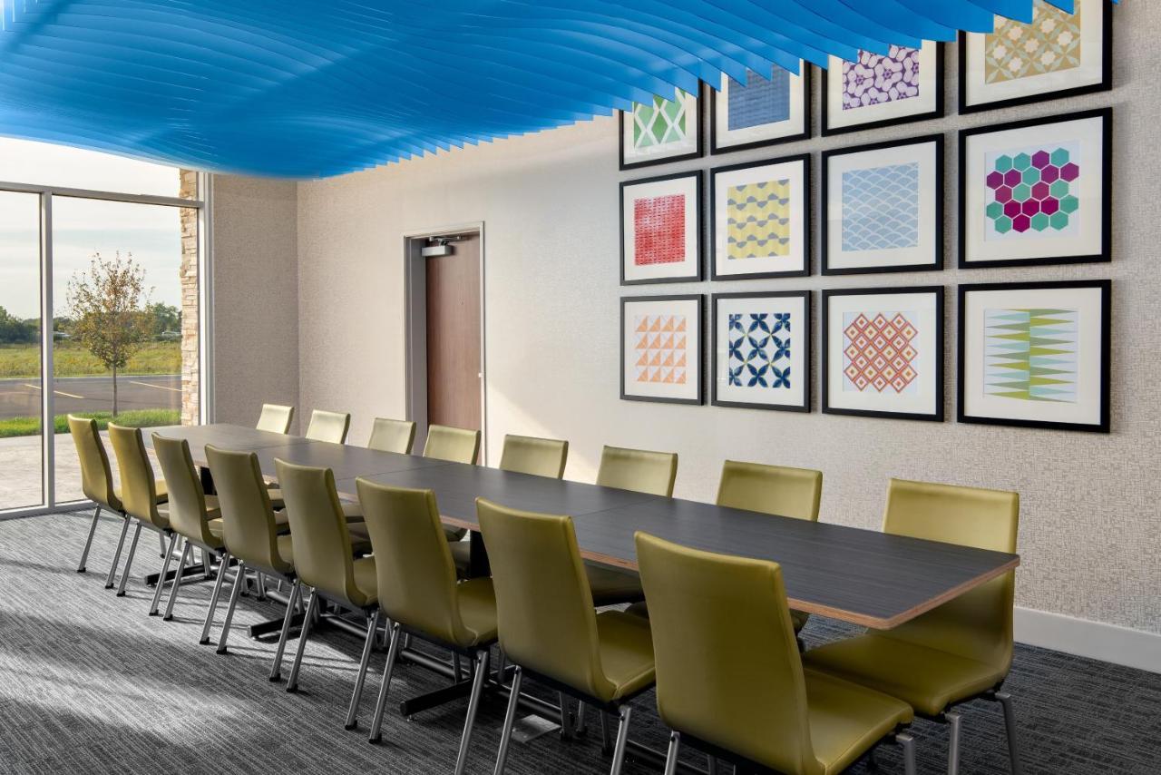 Holiday Inn Express & Suites - Elkhorn - Lake Geneva Area By Ihg Exterior foto
